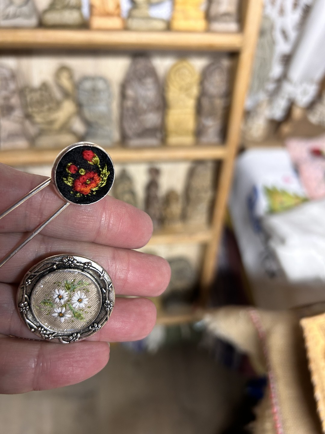 В сердце древнего Суздаля, среди волшебных деревянных теремов, мы встретились с Марией — искусной мастерицей. Словно