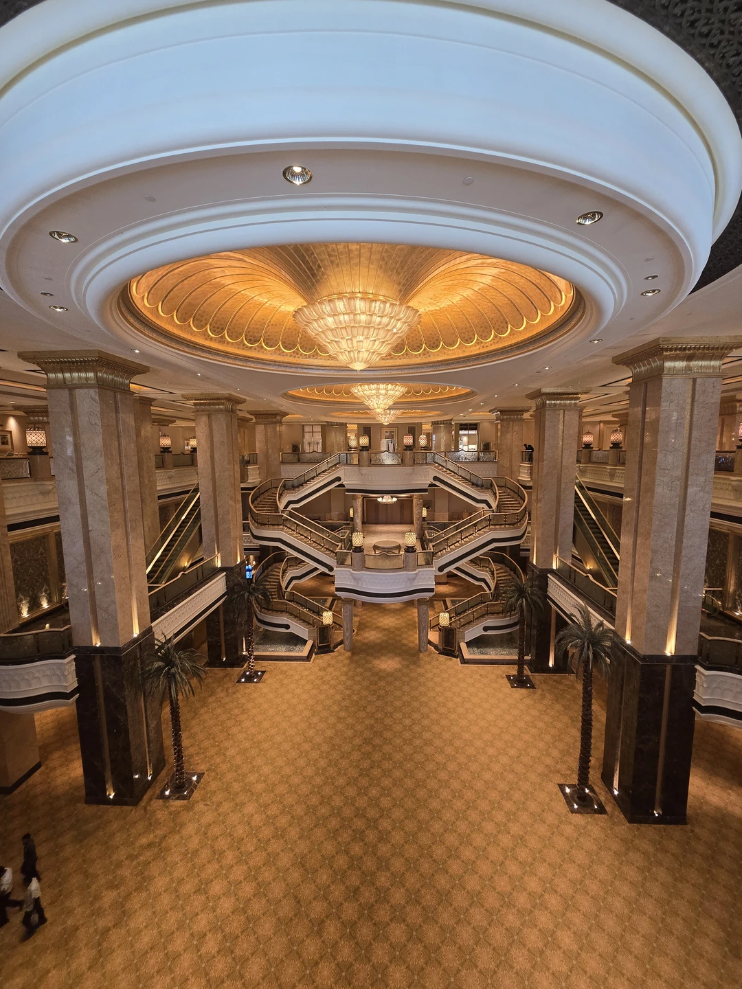 Хочу поделиться своими впечатлениями от нашей последней экскурсии с Али! 🗺️ Наш гид был просто великолепен