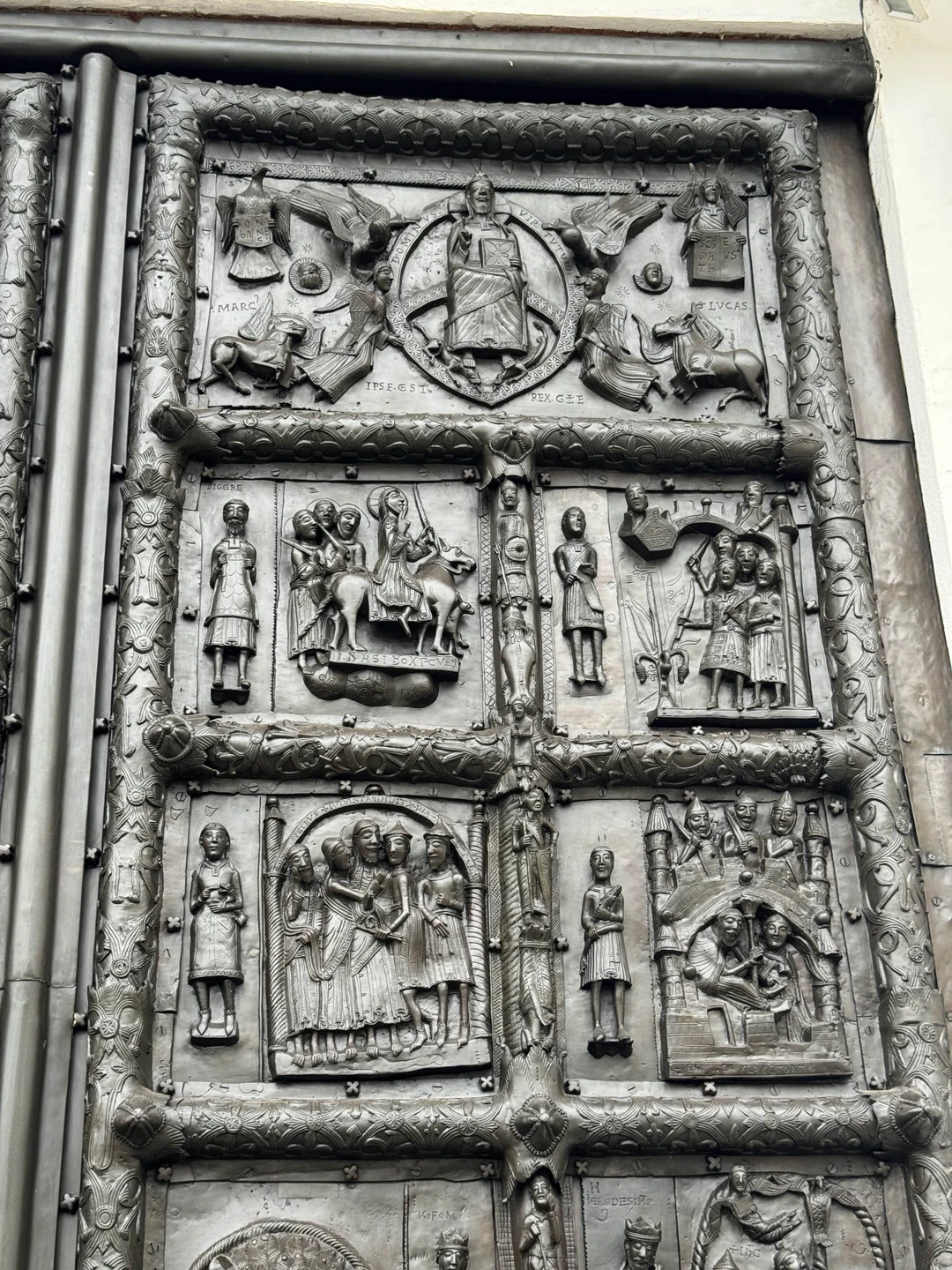 У нас был чудесный экскурсовод Ирина. Погрузила в историю, постаралась не терять ни минуты, чтобы рассказать