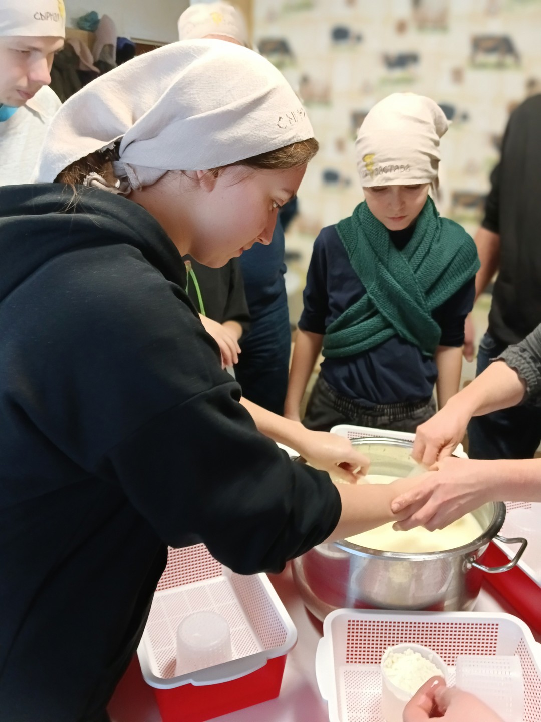 Были на мастер-классе 5 января. Были большой компанией и взрослые и дети подростки. Сначала дети отнеслись