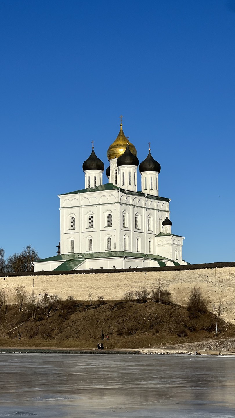Великолепный гид! Владеет знаниями, умеет заинтересовать. Любит свой город, историю и туристов. Правильная и грамотная речь.