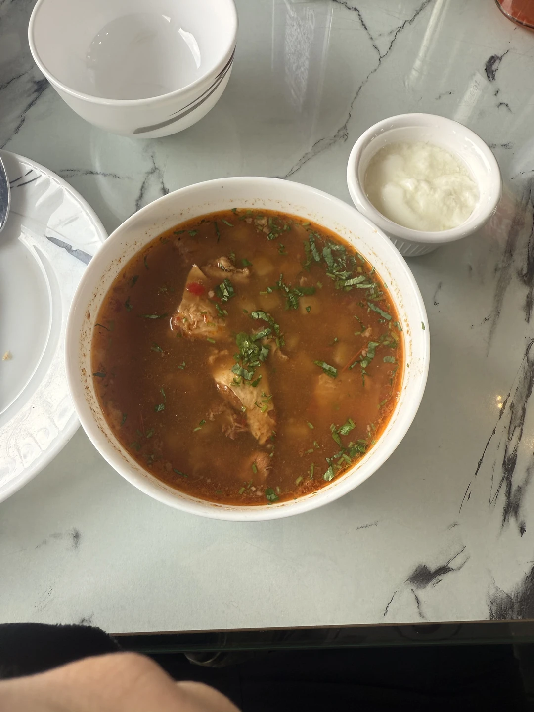 Эльдор супер гид, очень дружелюбный, добрый и открытый. Корректировал маршрут под нас, угощал чаем и рассказывал