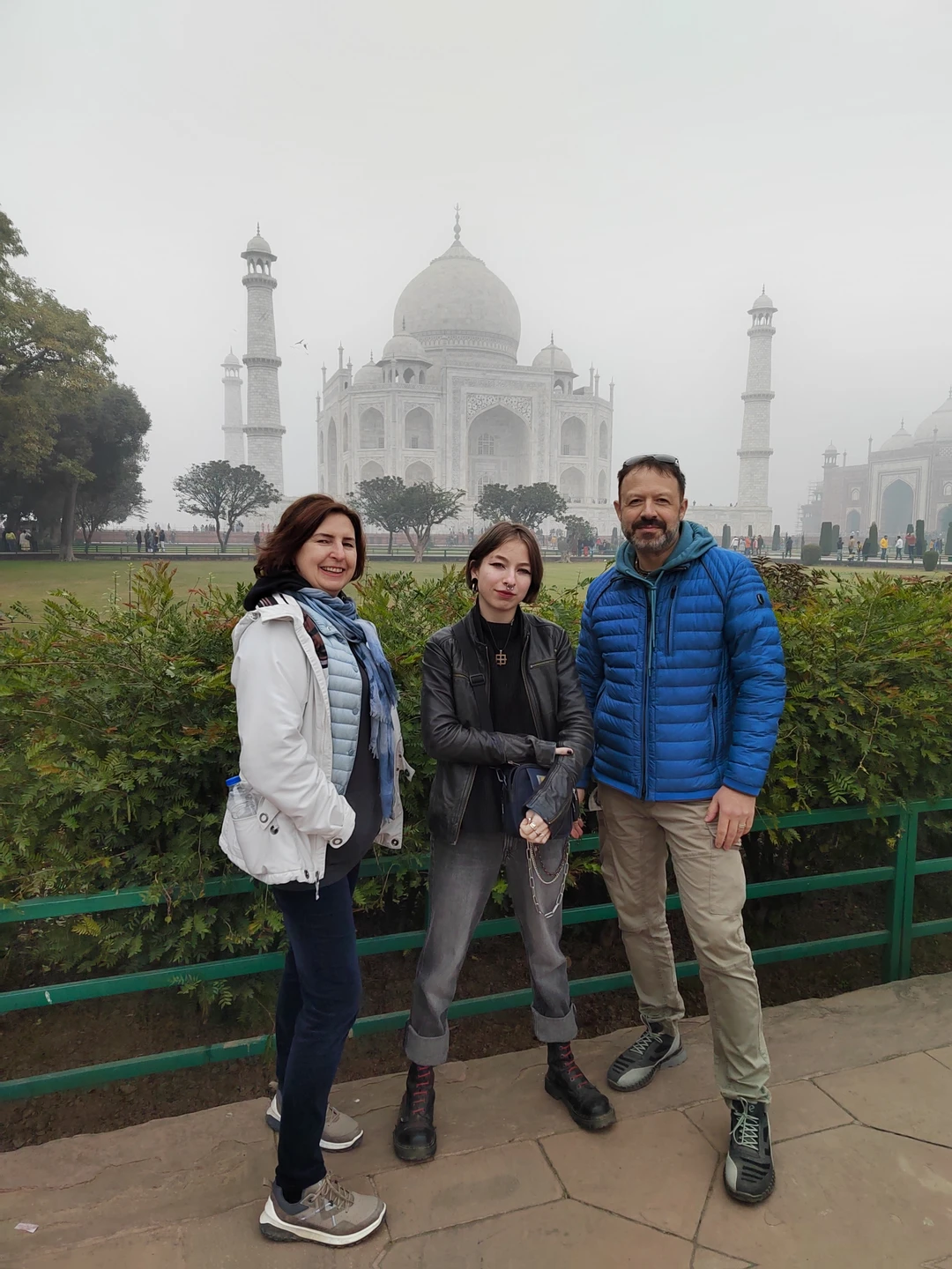 Экскурсия великолепная. Нас забрали утром из нашего отеля, привезли на вокзал, посадили в поезд. В Агре