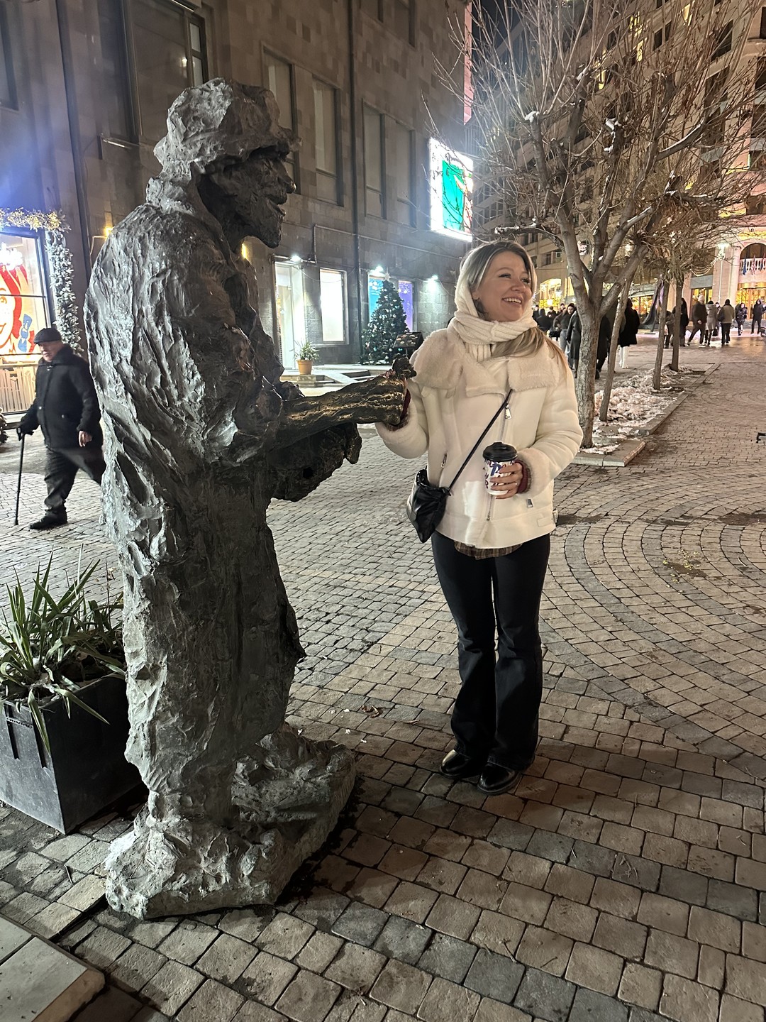Только прилетели в Ереван и сразу пришли на знакомство с городом на экскурсию с Эдмоном, очень