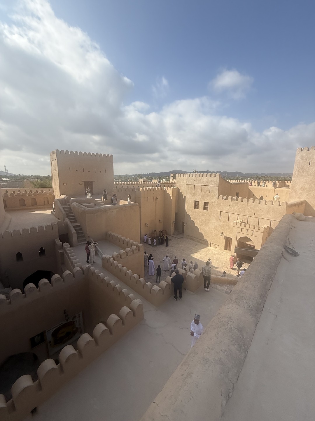 Впечатлило. Успели попасть на рынок скота в Низва, атмосферное место. Очень понравился форт и виды на