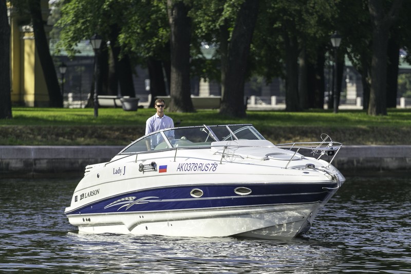 На каютной яхте «Вальяжная» по центру Москвы