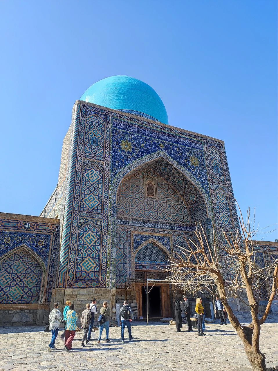 Экскурсия очень понравилась. Шохрух прекрасно владеет русским языком,имеет глубокие знания,рассказ вел не шаблонно,а живо и интересно,рассказывая