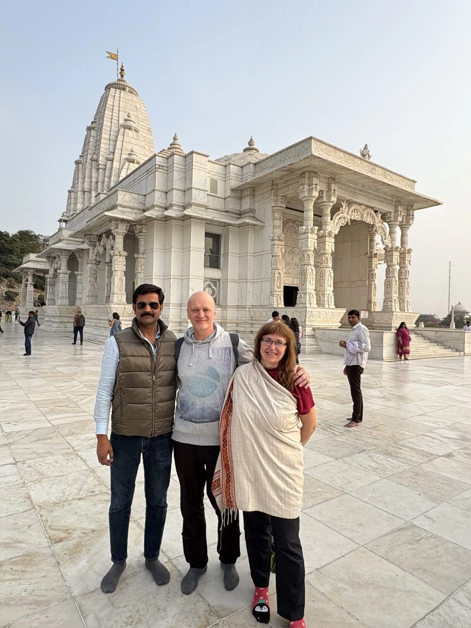 Нас зовут Наталья и Георгий, мы туристы из Москвы. Очень довольны экскурсией с русскоязычным гидом Джаем,