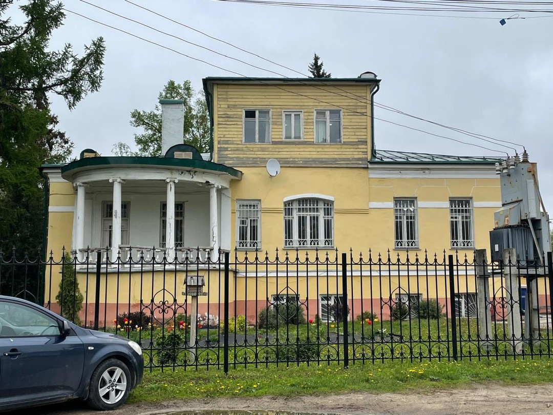 Анна - великолепный экскурсовод. Знающий, пунктуальный, умеющий заинтересовать. Точно реагирующий на, казалось бы, сторонние события -