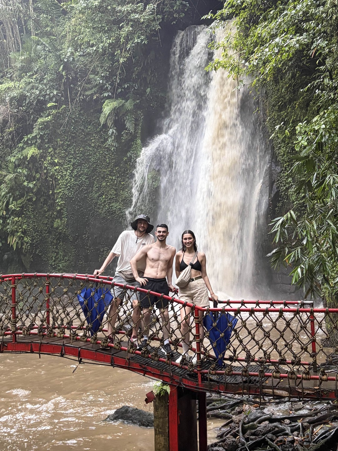 Все четко! Получили массу впечатлений несмотря на ливень. Обезьяны стащили только пакет к орешками и бананами