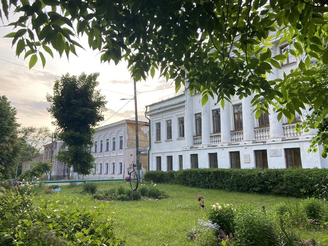 Это было абсолютное погружение в историю города. Фундаментальные знания Владимира, трепетное бережливое отношение к своему городу