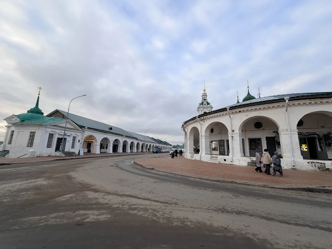 Очень интересная и веселая экскурсия, Алексей рассказал нам много интересных историй про город, провел по многим