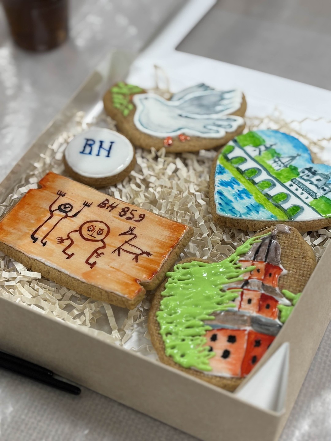 Очень приятная ведущая мастер класса Надежда) подсказывала, как смешать краски, где лучше какую технику применить, плюс