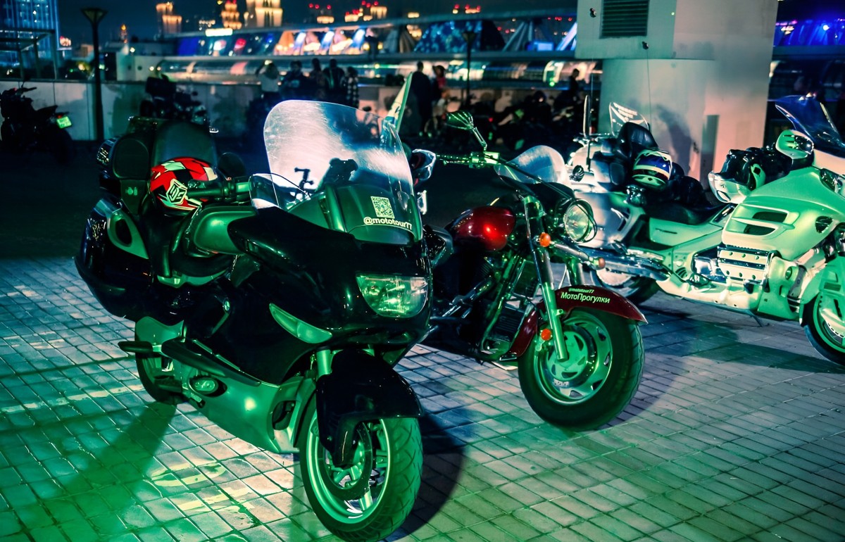 Все высотки Москвы — на мотоциклах (круглый год) (9/23)