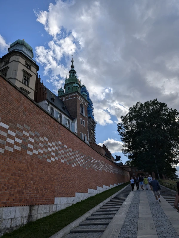 Старый Краков и замок Вавель: легенды о королях, шутах и драконах