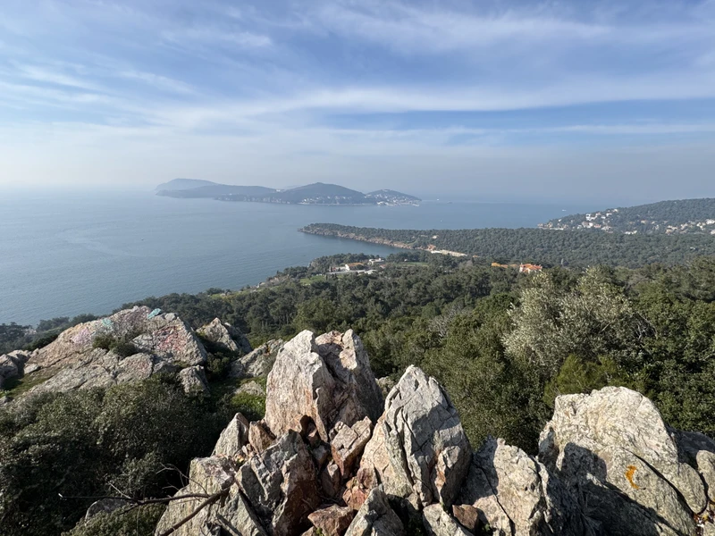 Отличный аудиогид, ничего лишнего! Полезная информация, приятная подача, все удобно! Обошли остров по точкам, получили полное впечатление!