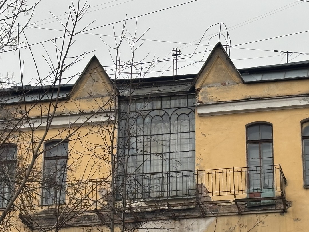 Прошли всё за один день. Если хотите одним днём пройти, то лучше брать книгу с утра.