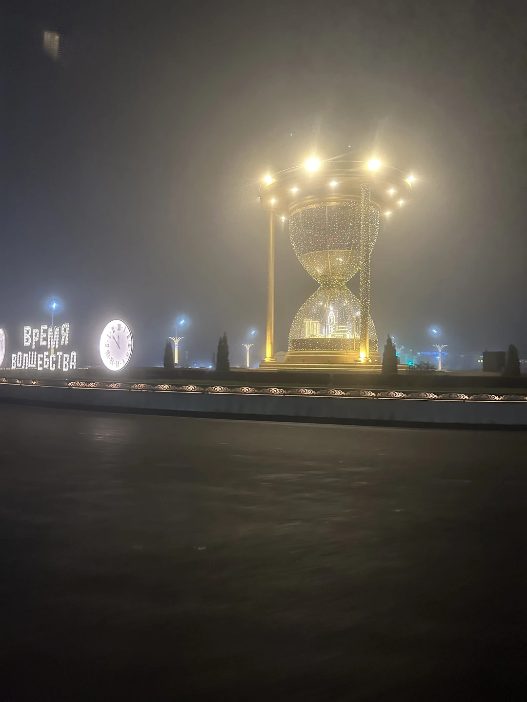 组织者并没有提前一天通知我，第二天的游览路线有变化，是导游接到我之后，我才知道改变了游览路线。但是导游Сулумбек很热情，负责，也很有耐心，我当天身体不太舒服，也没有睡好，导游知道后，让我自己在最后一排可以休息，还贴心的给我找了抱枕让我可以躺着休息，每到一个景点都会询问我是否好些了，是否要去游览这个景点？还贴心的带我们去当地的市场购买当地的食物，真的好便宜，而且还吃到了之前没吃过的当地食物。整体是十分开心的，给导游点赞！