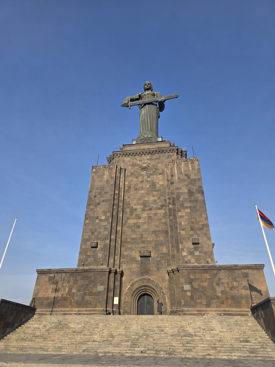 Сегодня посетили прекрасный город Ереван. Наш экскурсовод Роза - знаток своего дела и города. Провела нас