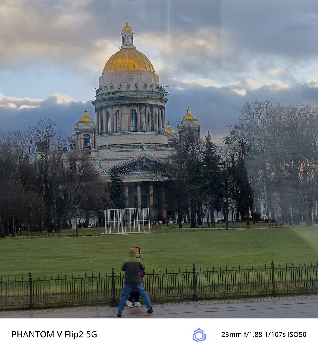 Было всё классно, Дмитрий очень интересно рассказывал про город и достопримечательности, было весело и познавательно, интересно и приятно слушать.