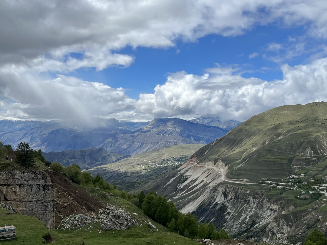 Абдулла великолепно провел экскурсию Отлично знает местность, очень ответственный и доброжелательный. При выезде из туннеля начался