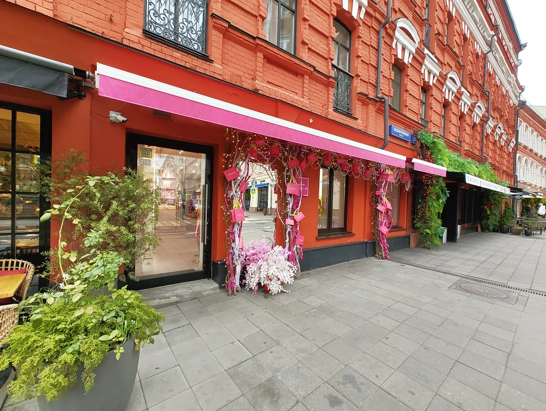 Отличная экскурсия чтобы ознакомиться с историей Патриарших, узнать много любопытных фактов и просто полюбоваться архитектурными красотами