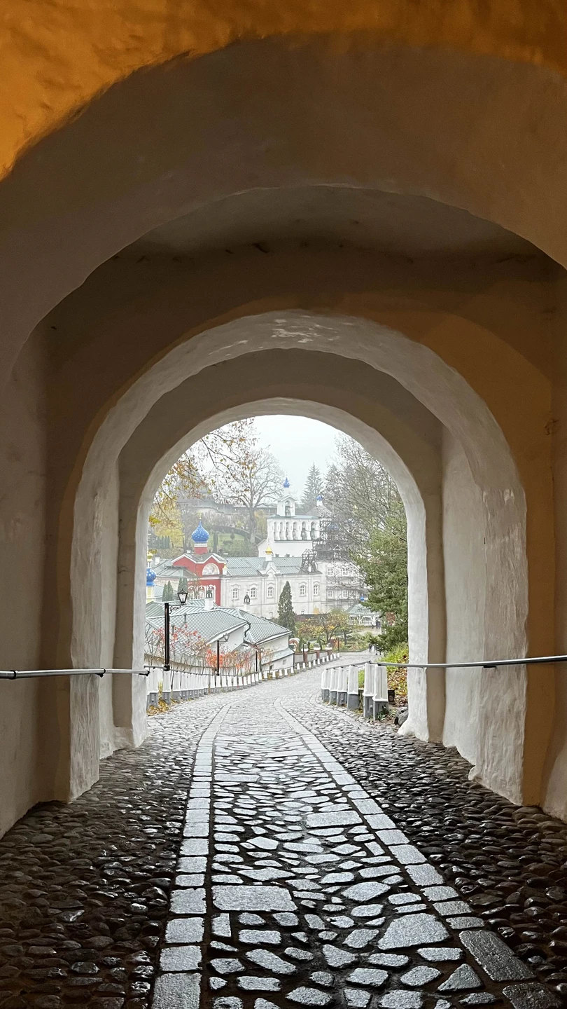 Автобусная экскурсия из Пскова в Изборск и Печоры (Зоя)