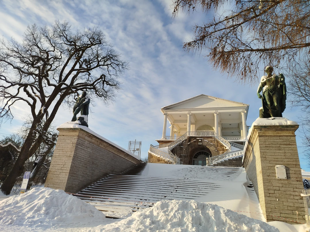Несмотря на морозец, выглянуло солнце и экскурсия удалась. Посетили Екатерининский и Александровский парки. Зимой там тоже