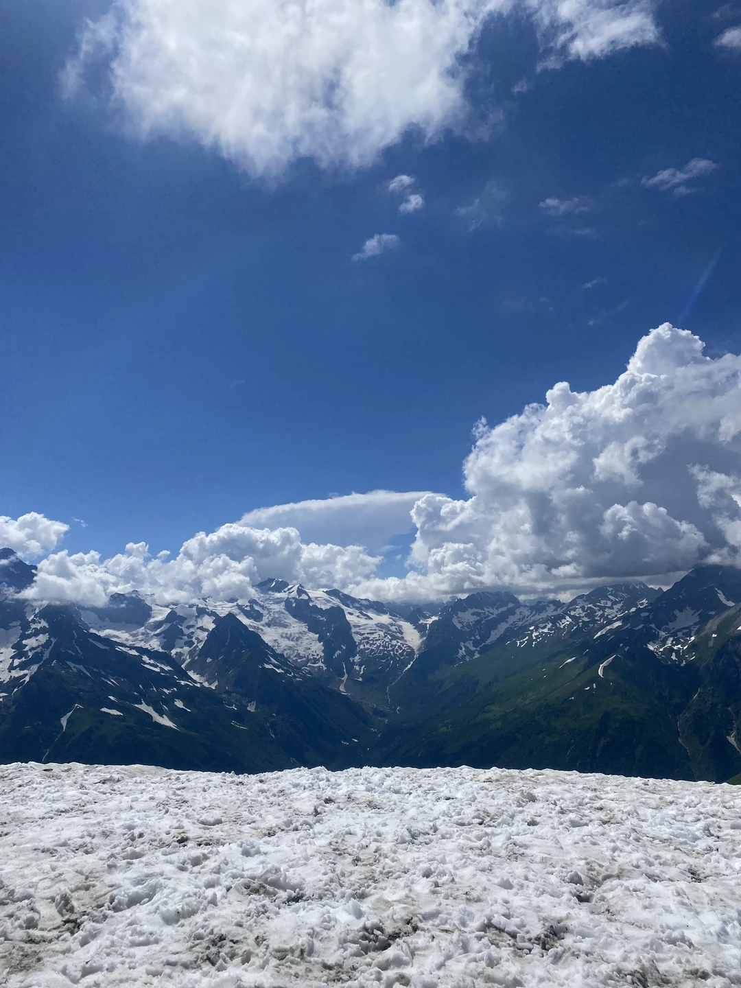 Отличное путешествие на Домбай! Очень интересная экскурсия от нашего гида - Алексея. Всё очень интересно рассказывал,