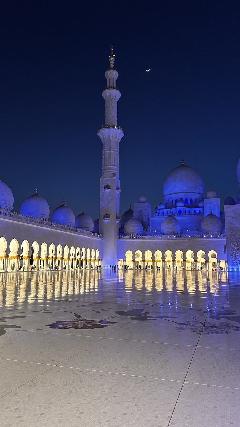 Мы ездили с Беком, очень приятно молодой человек, интересно рассказывал. Также рассказал про музеи, которые мы