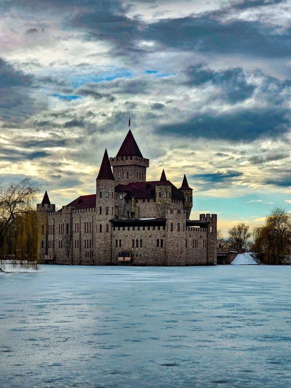 Замок Шато-Эркен, собор Марии Магдалины и кондитерская фабрика