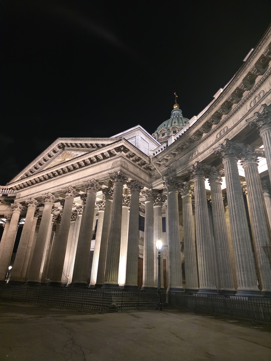 Прикольный квест. Прошли с мужем за 2 часа. Проходили вечером поэтому кое что не смогли разглядеть