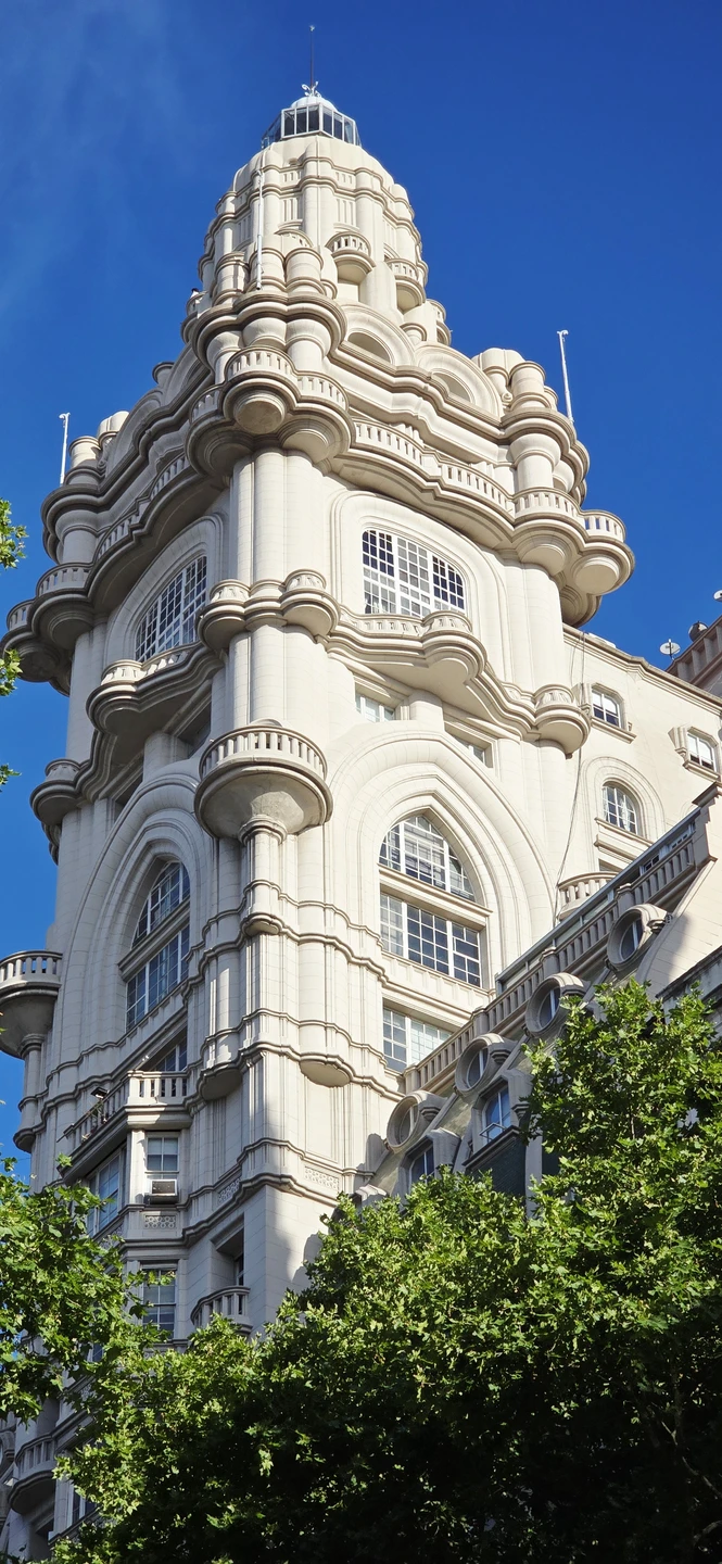 хорошая и интересная прогулка, получилось погрузиться и немножко понять, как создавался город. гуляли не спеша, была