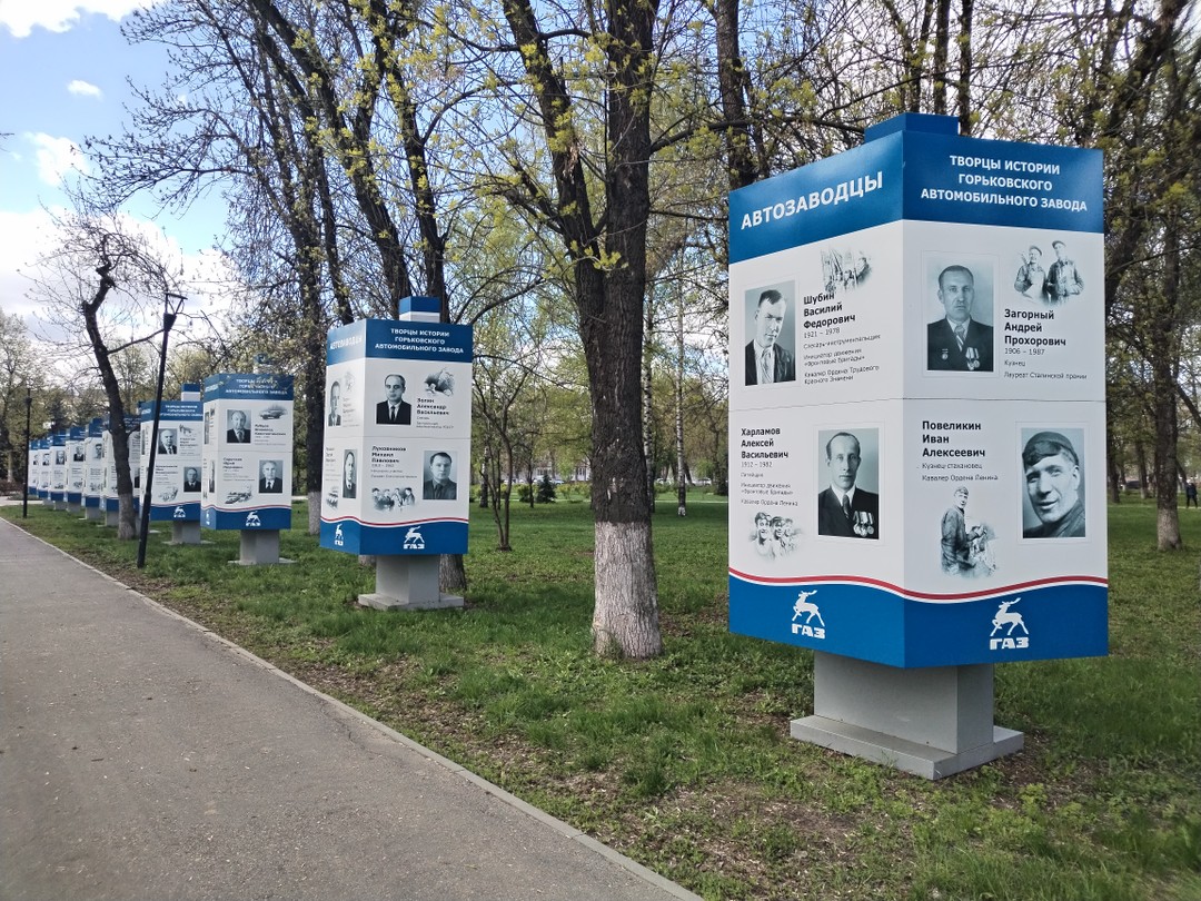 Ирина экскурсовод рассказала про то как строился завод, показала застройку города (конечно малая часть города), показала много исторических фотографий