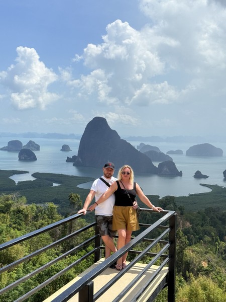 Ездили с Дмитрием на экскурсию, которая продолжалась более 12 часов. Дмитрий учел все наши пожелания, показав