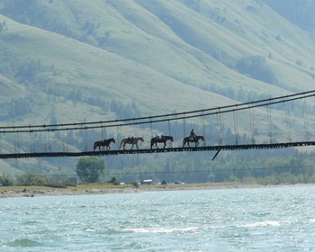 Белуха, каменные изваяния в урочище Толоно, сибирская баня