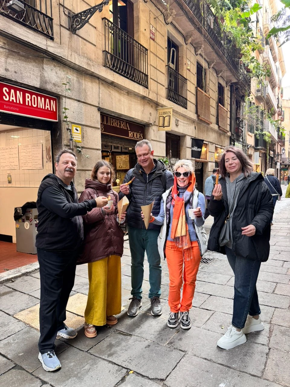 Елена провела экскурсию по всем ключевым местам Ла Рамблы и Готического квартала. Было интересно и познавательно