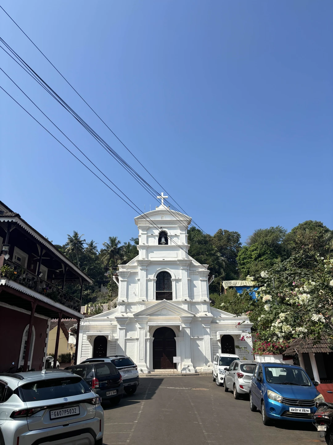 Экскурсия прошла отлично. Панаджи - просто прелестнейший город. Очень приятно гулять по разноцветным португальским улочкам, утопающим