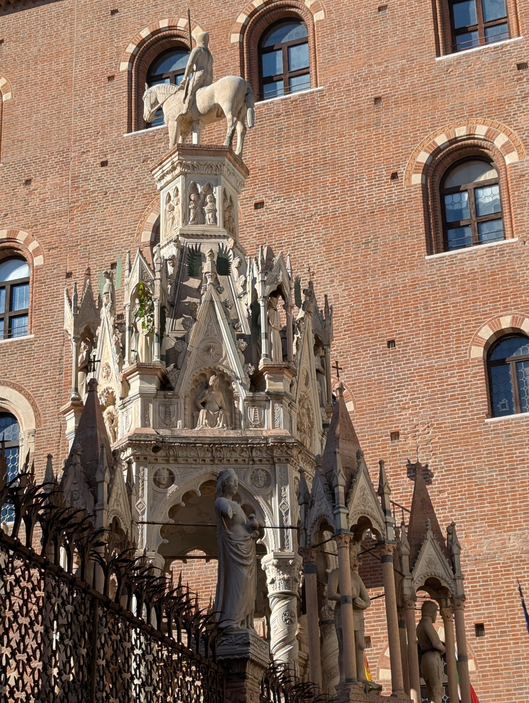 Нам невероятно повезло с гидом. Евгений Итальянец, говорящий по русски и знающий ещё несколько языков, прекрасно