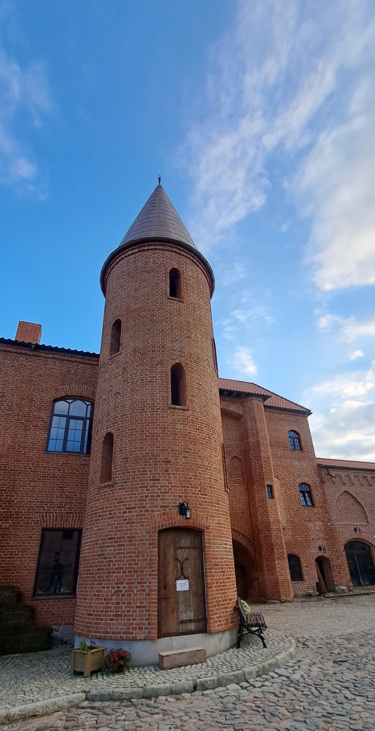 Все понравилось, гид-водитель Дмитрий всю дорогу знакомил с историей Рыцарского ордена.