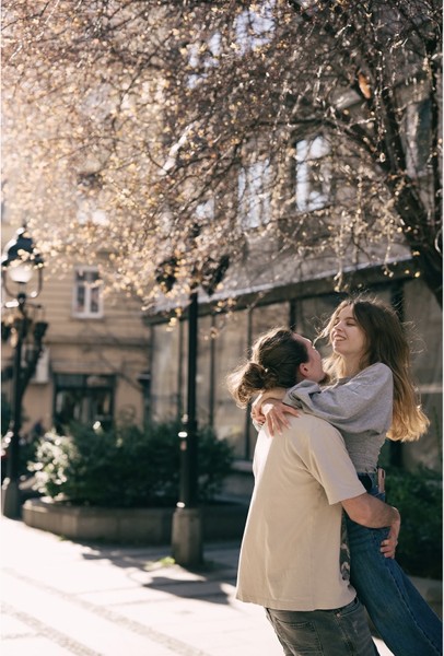 Пунктуально, позитивно, за пару минут Ирина выяснила всё по существу: что хотим, какие локации, настрой, родственные