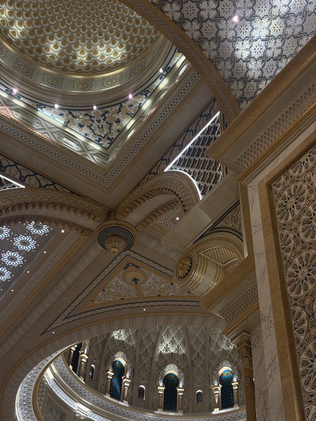 Ездили с мамой. Нам обеим очень понравилось: насыщенная программа, гид приятный собеседник, с которым было комфортно