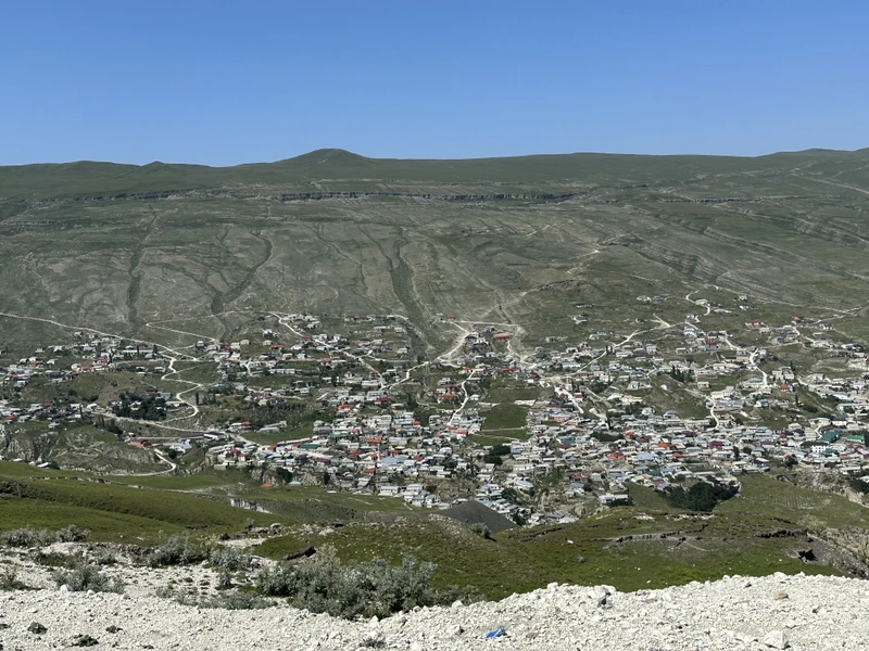 Виды Озеро Кезеной-Ам, город Шали и село Хой