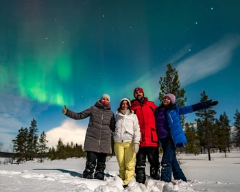 Размещение в отеле, приветственный ужин, выезд на северное сияние