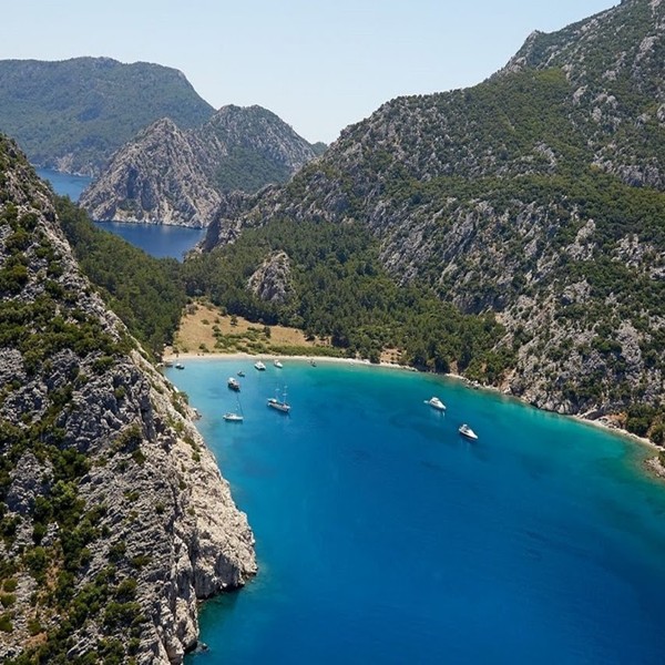 Морская прогулка на яхте к бухтам Аксеки, Порт Дженевис и Корсан