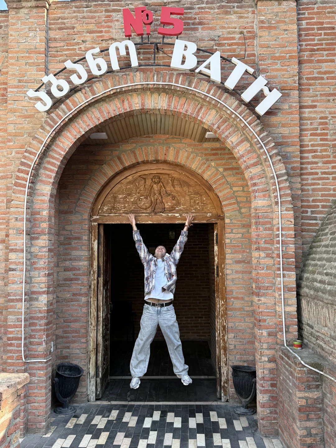 Отличная экскурсия, очень эрудированный и прекрасно знающий историю как города, так и страны. Аутентично, познавательно, в