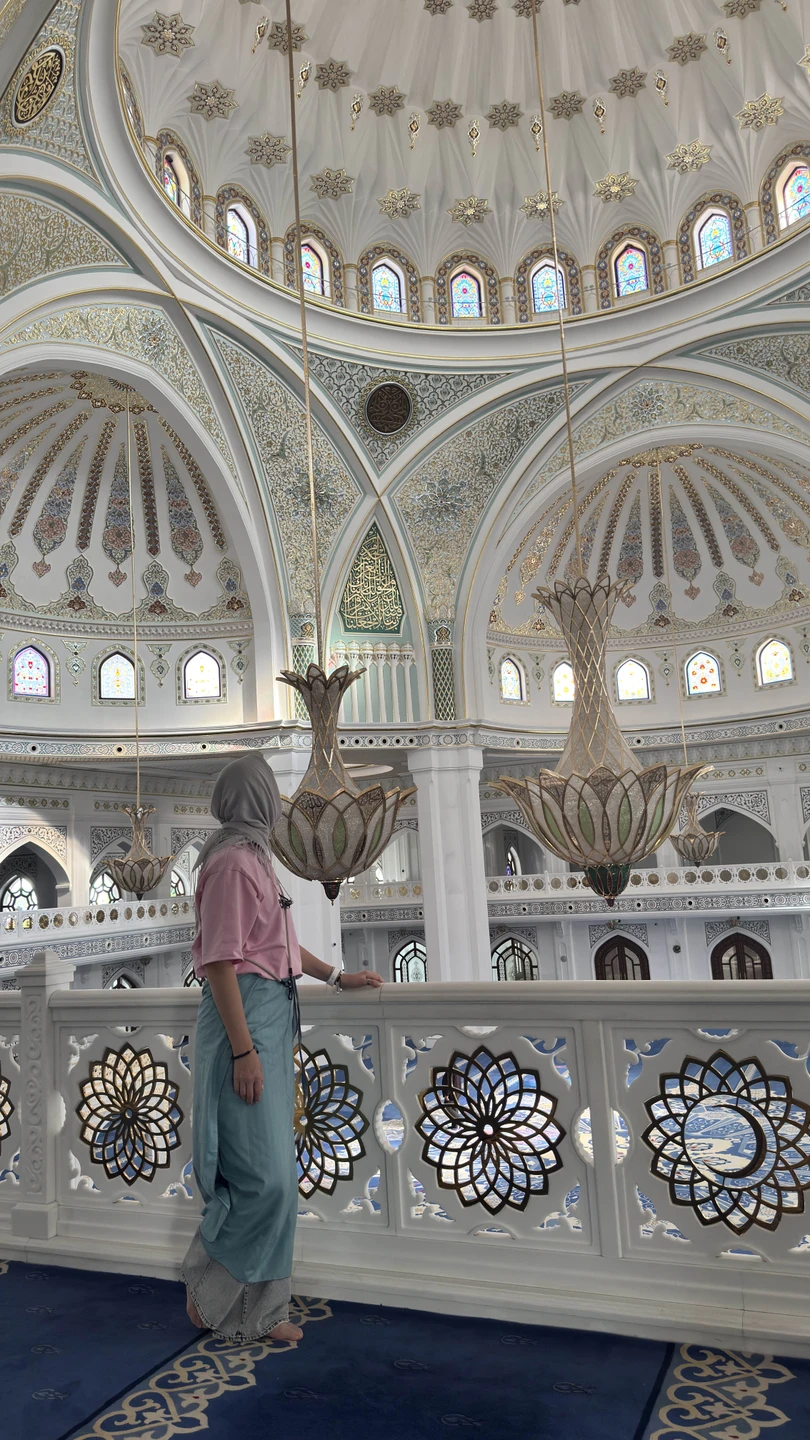 В Чечню мы поехали группой из 8 человек. Во главе нашей группы, он же водитель, экскурсовод и охранник, был Халид!