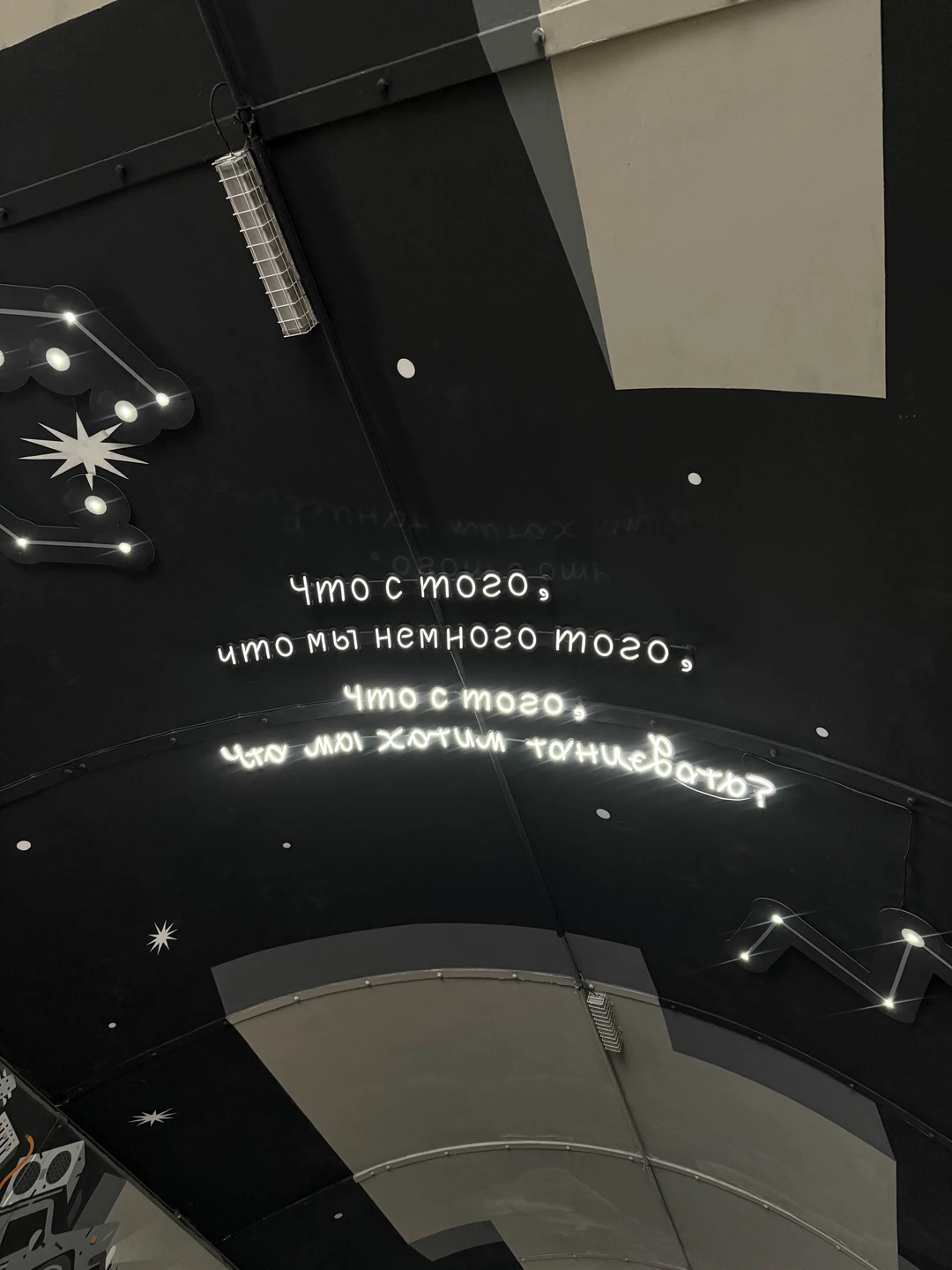 Это не самая увлекательная экскурсия в нашей жизни. Не хватило цепляющих деталей, цифр, эмоций. Но Светлана молодец: все было четко, по расписанию.