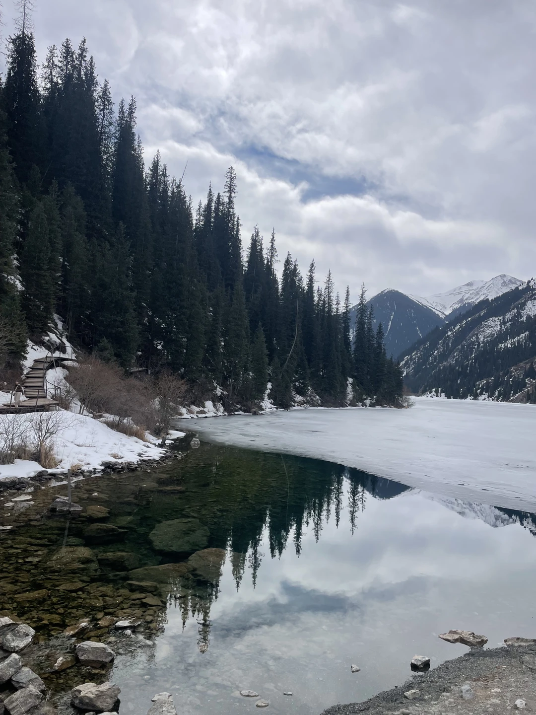 В составе интернациональной группы туристов посетили три (на самом деле больше) локации - два озера и