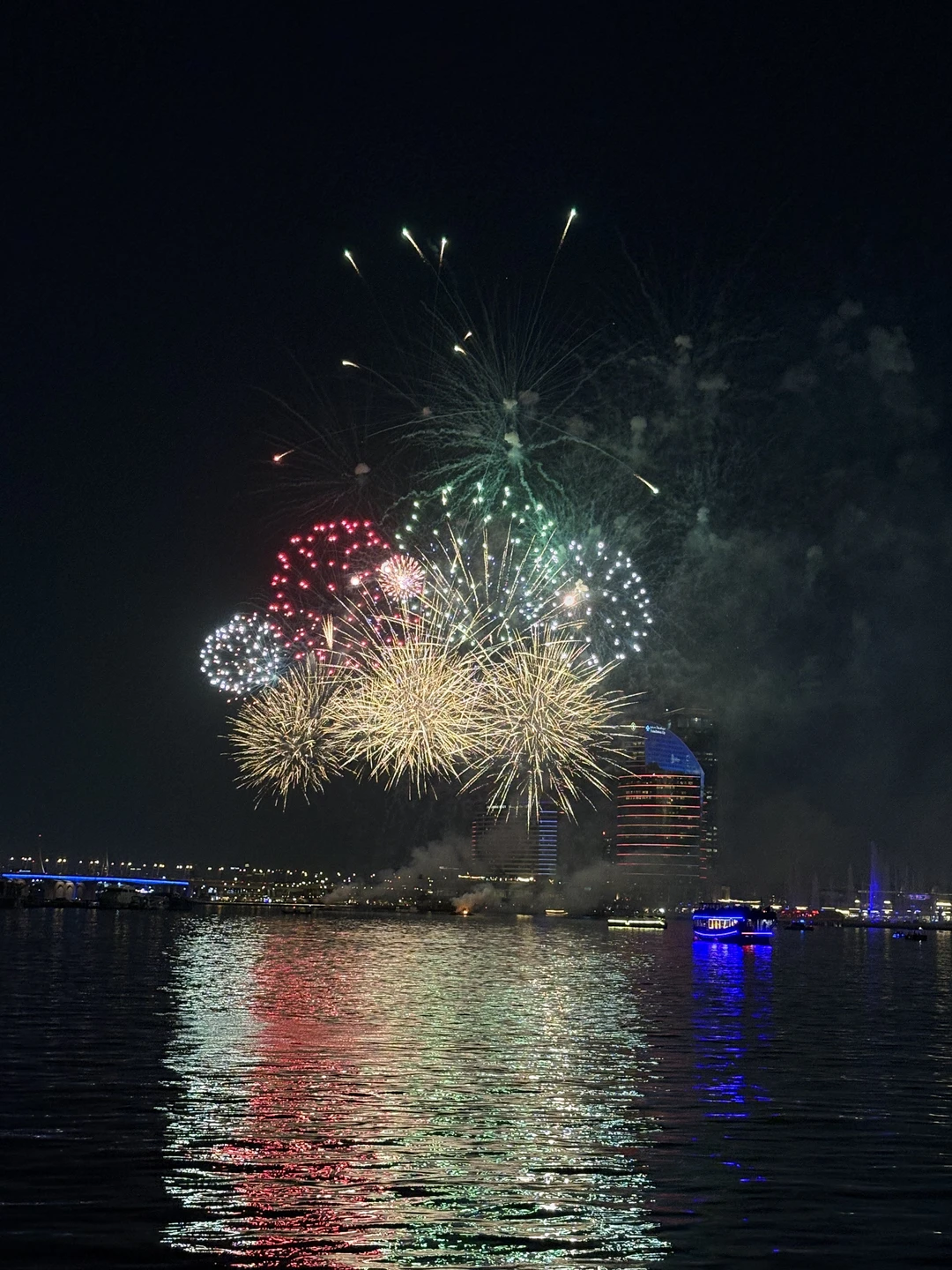 Круиз хорошо организован, нас забрали и проводили на корабль, сидели на верхней палубе. Кухня индийская, из